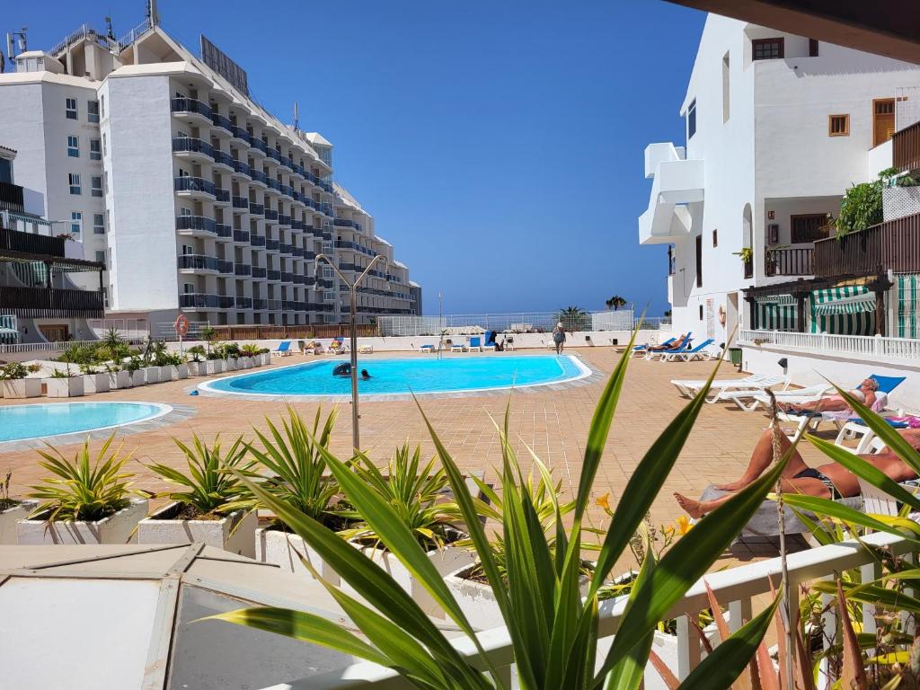 a resort with a beach and a swimming pool at parque royale 1 in Adeje