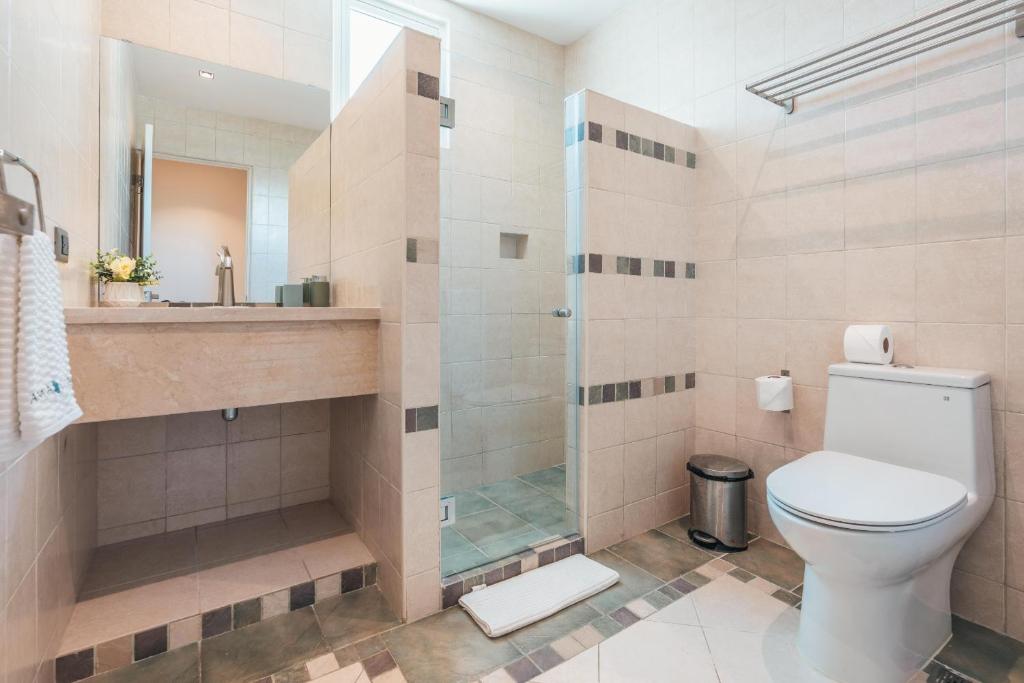 Koupelna v ubytování Enjoy this modern pet and family friendly villa B6
