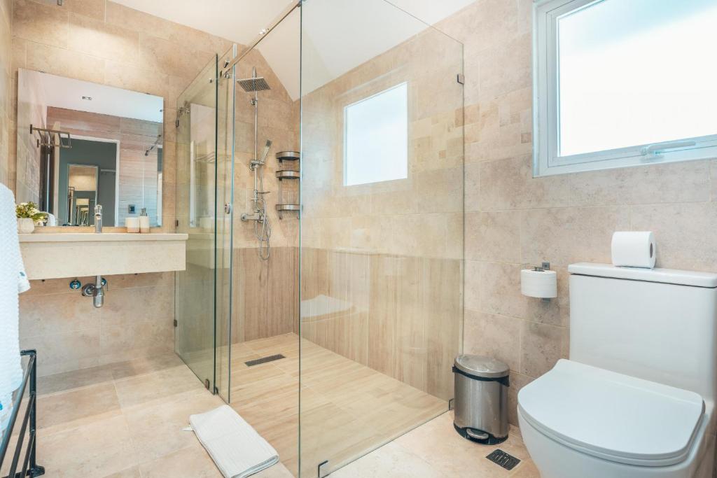 Koupelna v ubytování Enjoy this modern pet and family friendly villa B6
