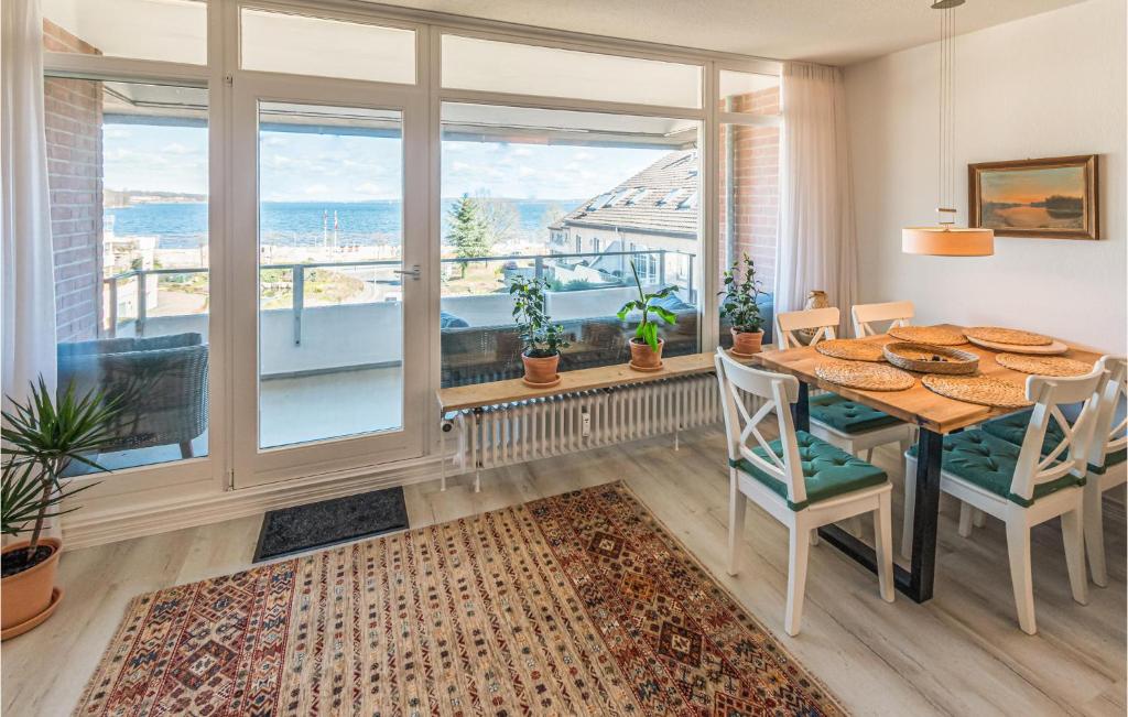 uma sala de jantar com uma mesa e uma grande janela em Nice Apartment In Flensburg With Kitchen em Flensburg