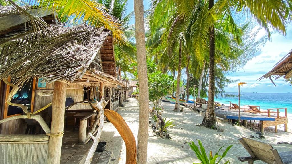 Galeriebild der Unterkunft Tanjung Mefiyai Homestay in Fam