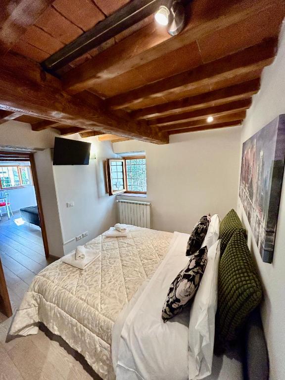A bed or beds in a room at Home Cavour Florence