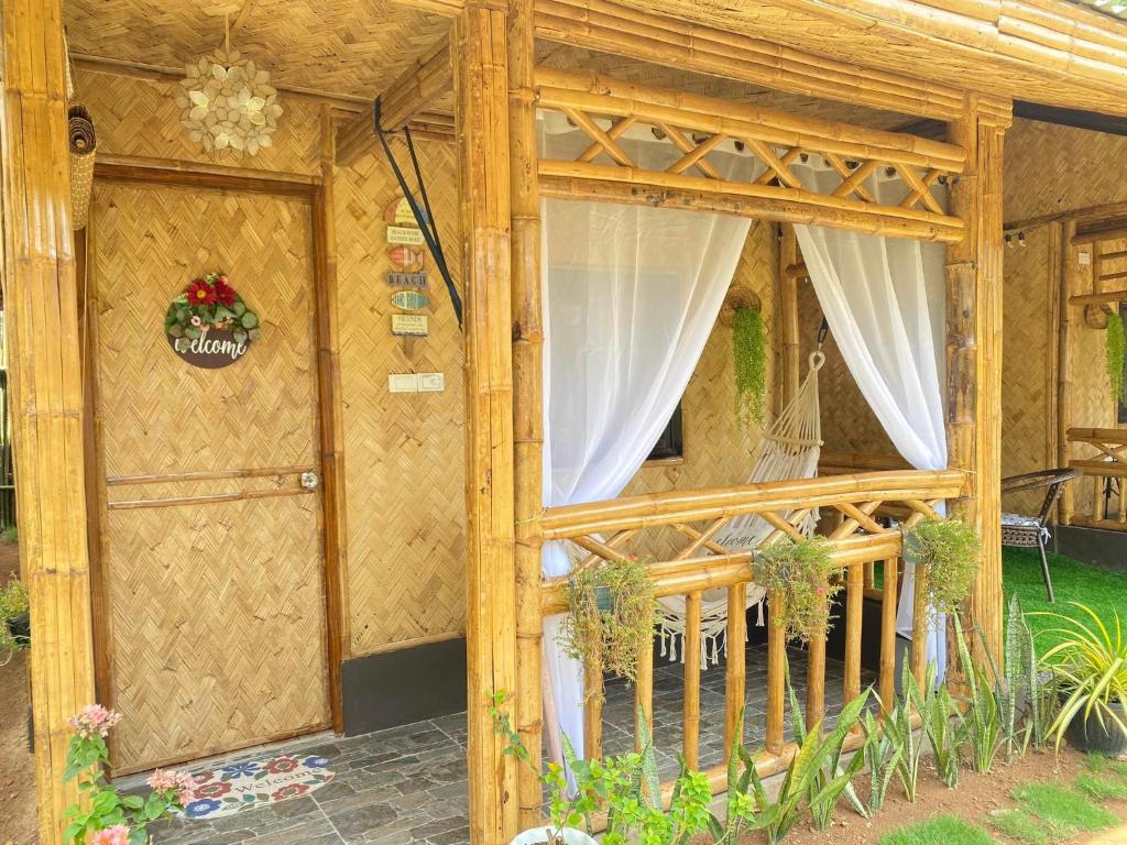 une pergola en bois avec une porte en bois et une terrasse dans l'établissement Hidden Haven Coron, à Coron