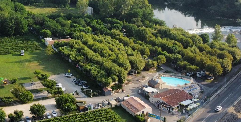 uma vista aérea de um resort com uma piscina em International Camping Ardèche em Salavas