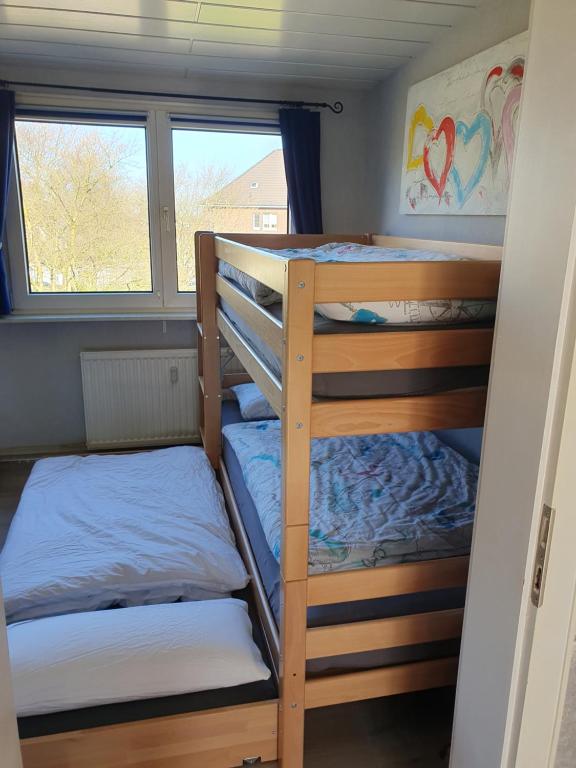 two bunk beds in a room with a window at Ferienwohnung am Stadion Bochum Grumme in Bochum