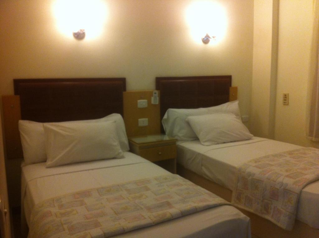 En eller flere senge i et værelse på Sharks Bay apartments for rent