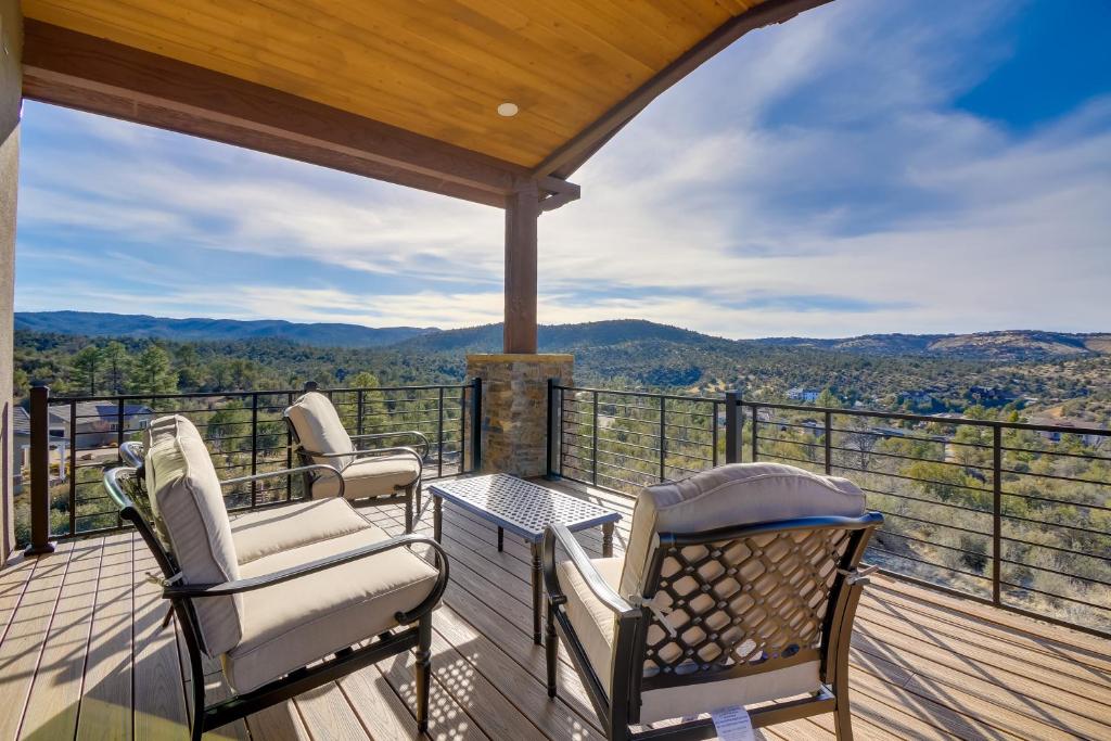 Balkón alebo terasa v ubytovaní Prescott Vacation Rental with Game Room and Mtn Views!