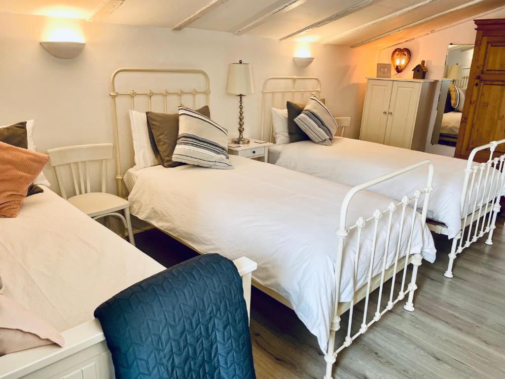 Mézières-sur-IssoireにあるMaison Hirondelles Gîtesのベッドルーム1室(ベッド2台、青い椅子付)