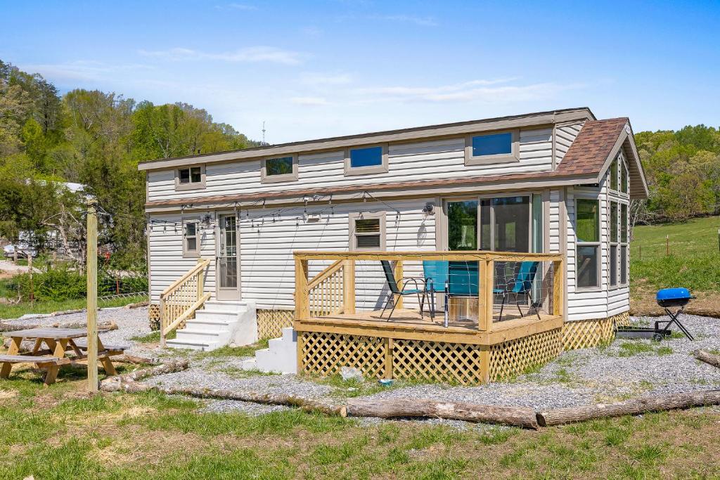 una casa pequeña con porche y terraza en Big-Tiny Home Farm Stay-15Min to Chattanooga en Wildwood