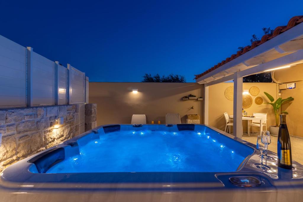 Bazén v ubytování Konstantinos luxury suite nebo v jeho okolí