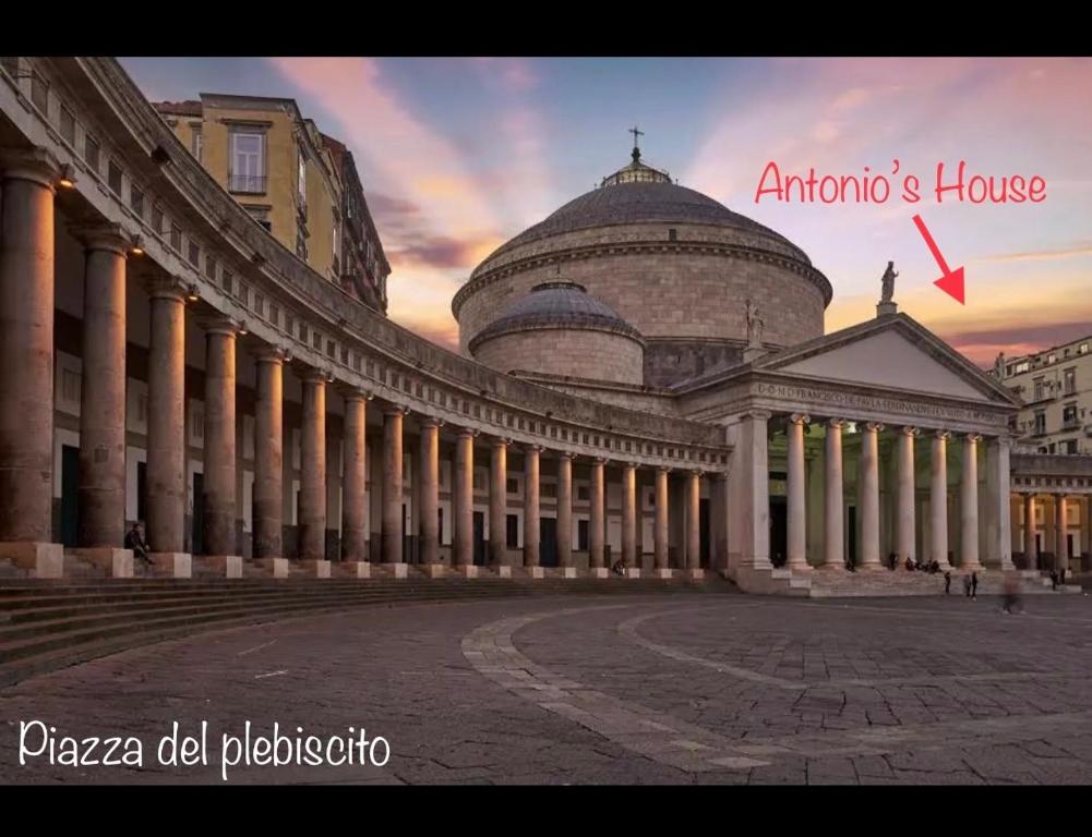 Antonio’s house في نابولي: مبنى كبير عليه قبة