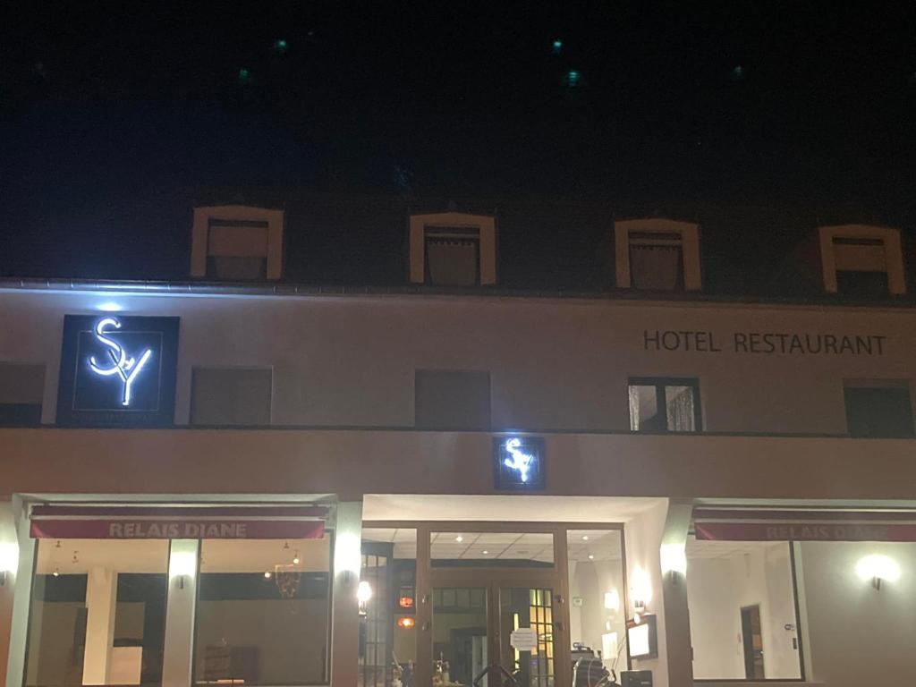 a hotel restaurant at night with its lights on at hôtel restaurant le S'Y in Seingbouse