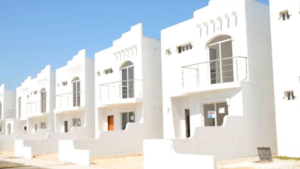 un edificio bianco con scale bianche davanti di Ecusuites Playas House III Resort Altamar 45Min GYE a Playas
