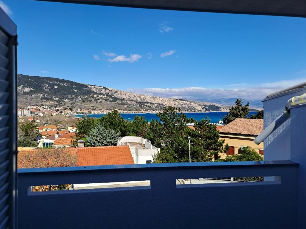 una vista di una città da una finestra di Apartment Zarok 2 a Baška