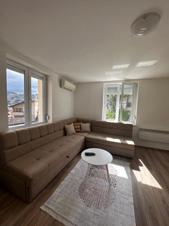 uma sala de estar com um sofá e uma mesa em Terzibašin Konak em Saraievo