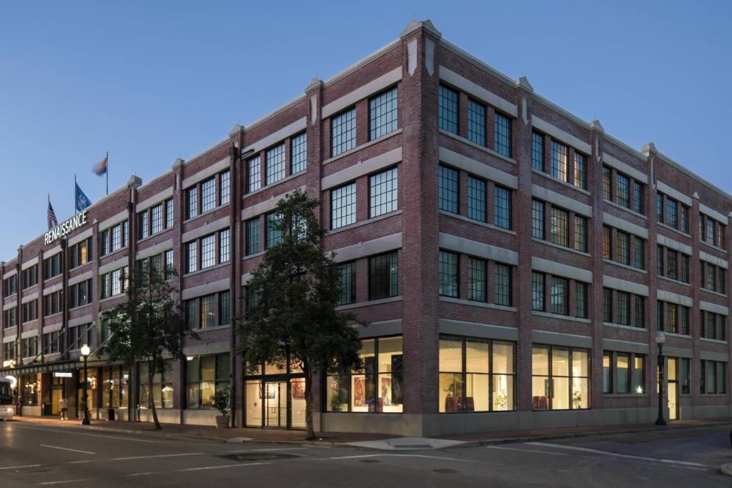 un gran edificio de ladrillo en una calle de la ciudad en Renaissance New Orleans Arts Warehouse District Hotel, en Nueva Orleans