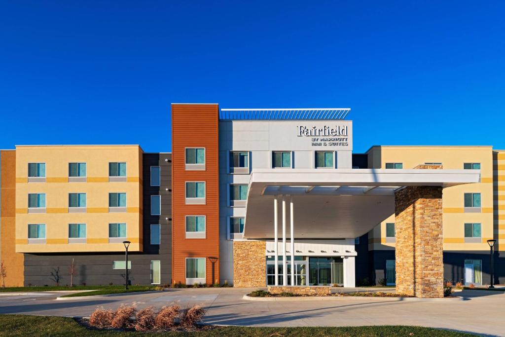 una representación de la parte delantera de un edificio sanitario en Fairfield Inn & Suites by Marriott Oskaloosa en Oskaloosa