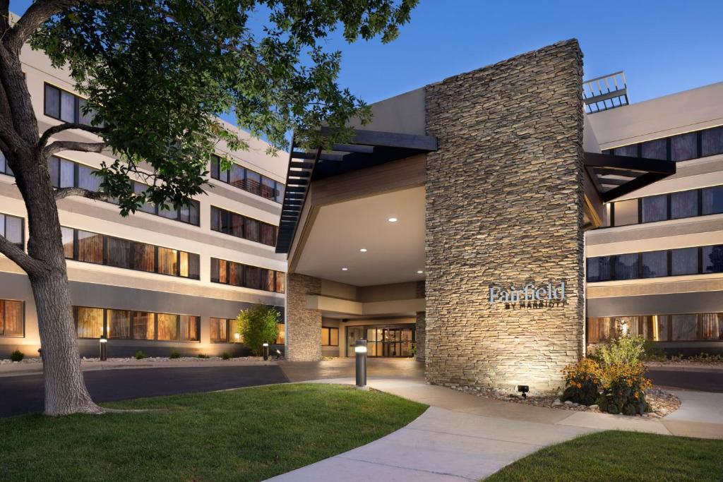un montage de l'avant d'un bâtiment dans l'établissement Fairfield Inn & Suites by Marriott Denver Southwest/Lakewood, à Lakewood