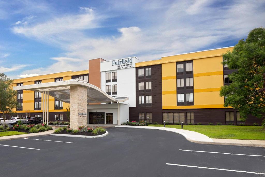 uma renderização da frente de um hotel com estacionamento em Fairfield Inn & Suites Atlantic City Absecon em Galloway