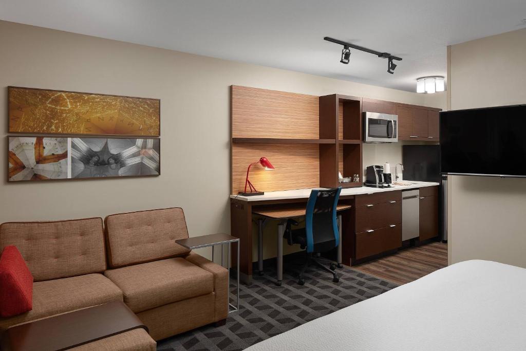 Zimmer mit einem Schreibtisch, einem Sofa und einer Küche in der Unterkunft TownePlace Suites by Marriott Danville in Danville