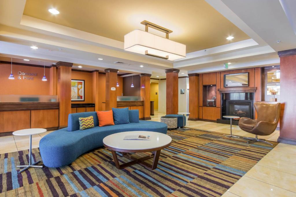 Fairfield Inn & Suites Columbia في كولومبيا: غرفة معيشة مع أريكة زرقاء وطاولة