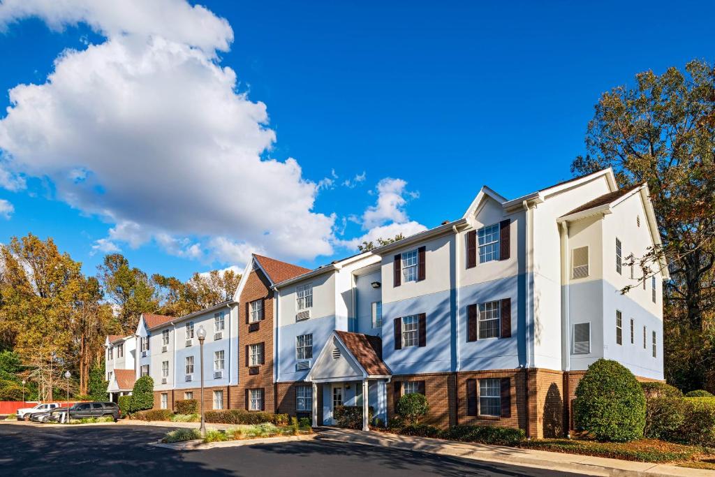 a row of apartment buildings on a street at TownePlace Suites by Marriott Baton Rouge South in Baton Rouge