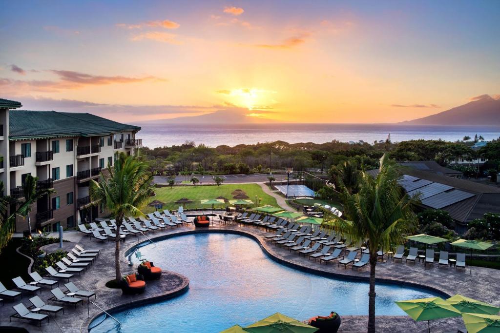 un resort con piscina, sedie e tramonto di Residence Inn by Marriott Maui Wailea a Wailea