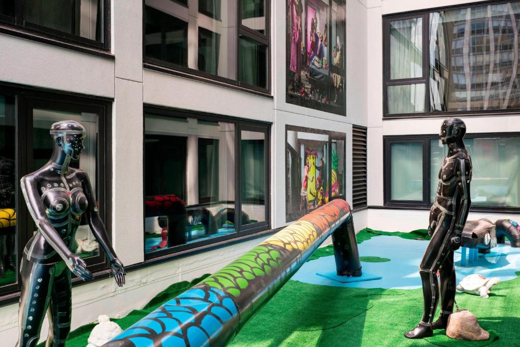 Moxy Chicago Downtown photo
