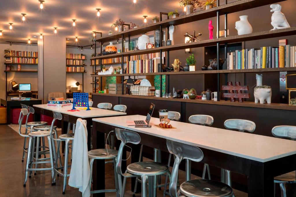 Moxy Chicago Downtown photo
