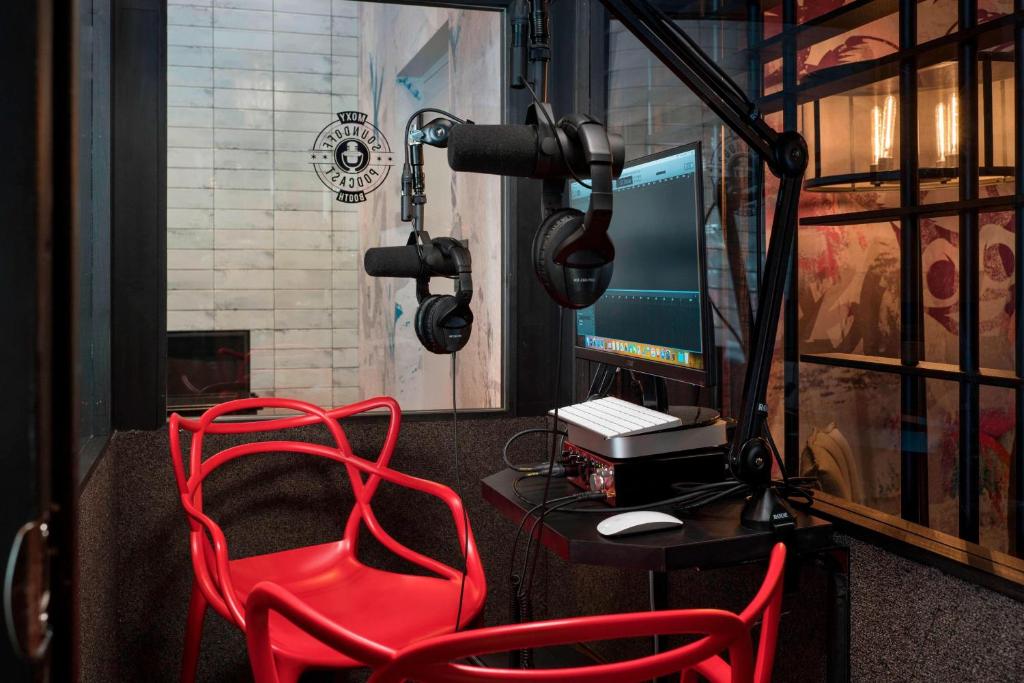 Moxy Chicago Downtown photo