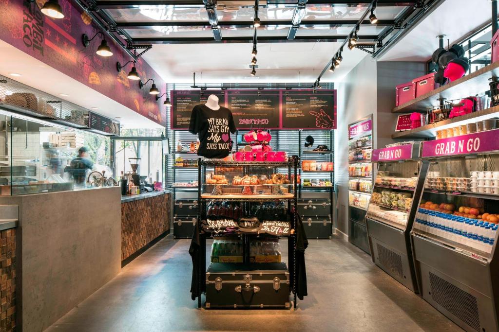 Moxy Chicago Downtown photo