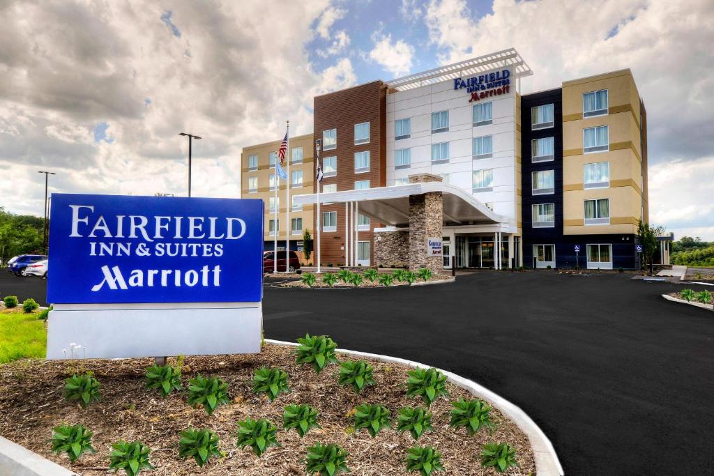 una señal frente a Ariott inn y suites marriot en Fairfield Inn & Suites by Marriott Princeton en Princeton