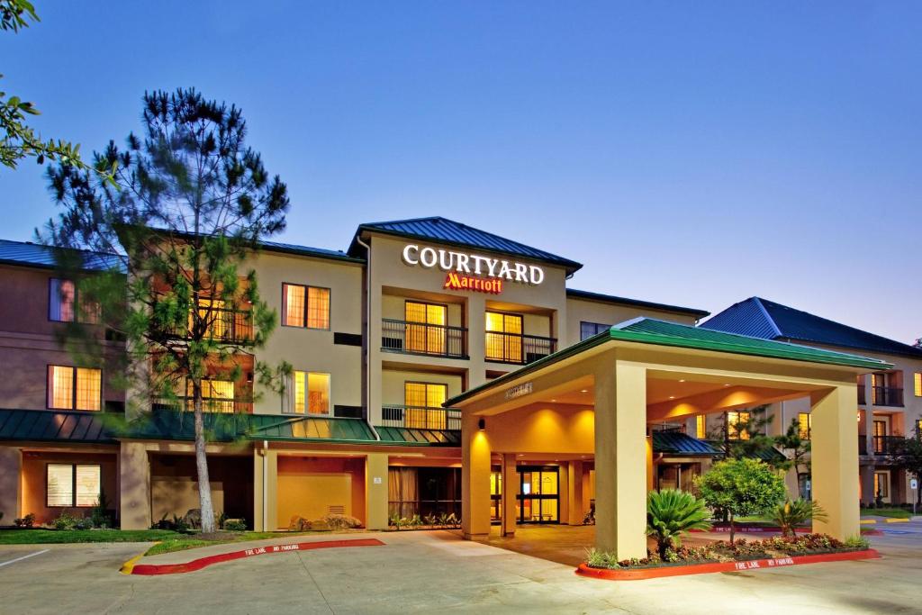 a view of a courtyard marriott hotel at Courtyard Houston The Woodlands in The Woodlands