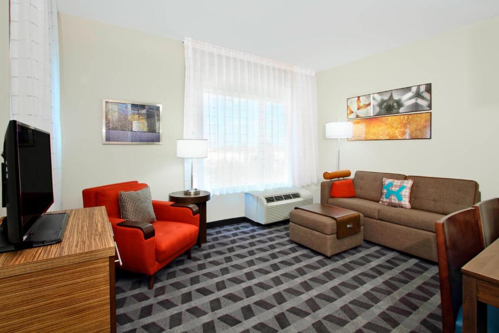 sala de estar con sofá y TV en TownePlace Suites by Marriott New Orleans Harvey/West Bank en Harvey