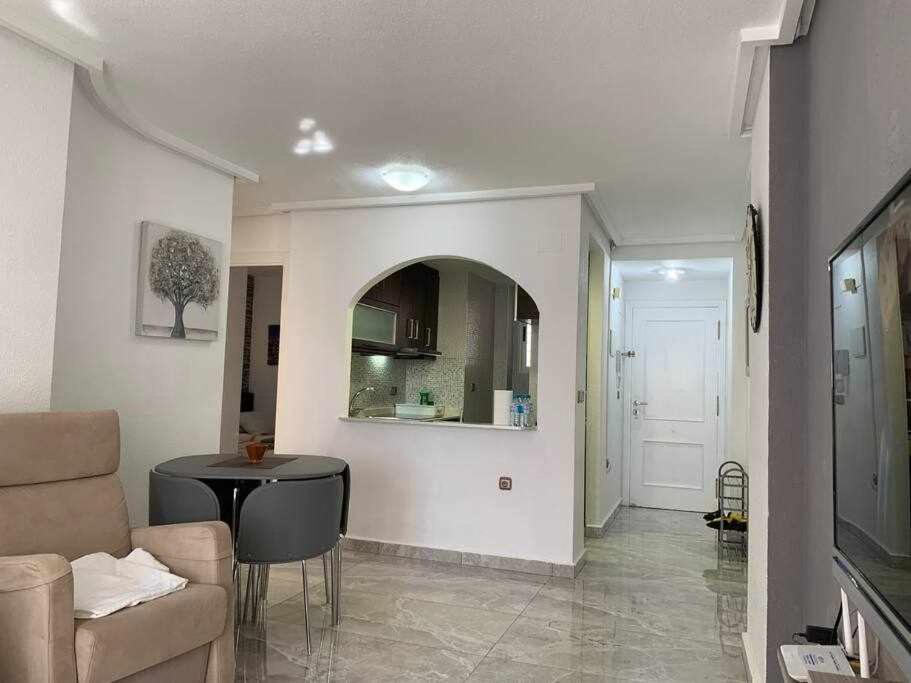 Televízia a/alebo spoločenská miestnosť v ubytovaní Precioso apartamento a 200 metros del mar