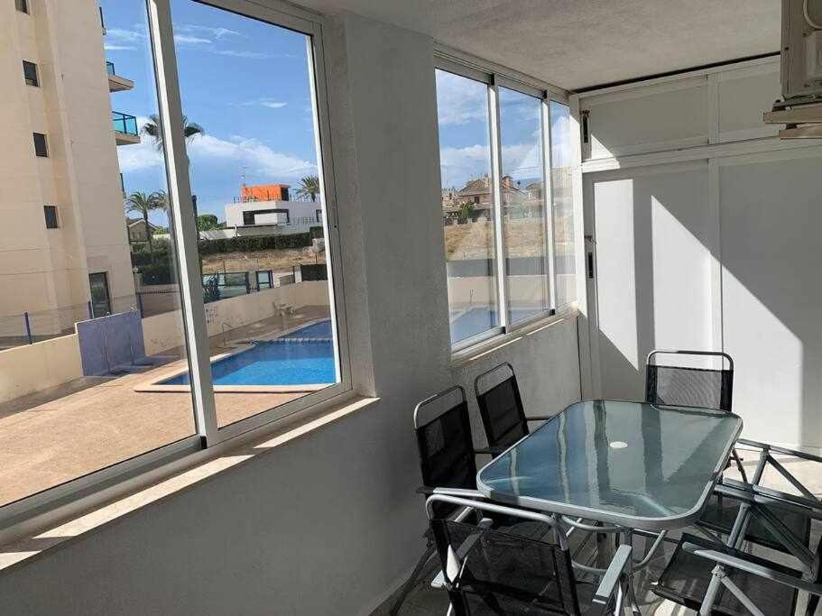 Bazén v ubytovaní Precioso apartamento a 200 metros del mar alebo v jeho blízkosti