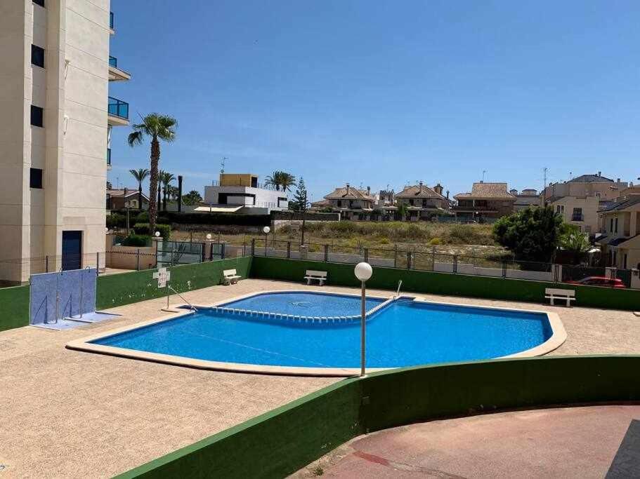 Bazén v ubytovaní Precioso apartamento a 200 metros del mar alebo v jeho blízkosti