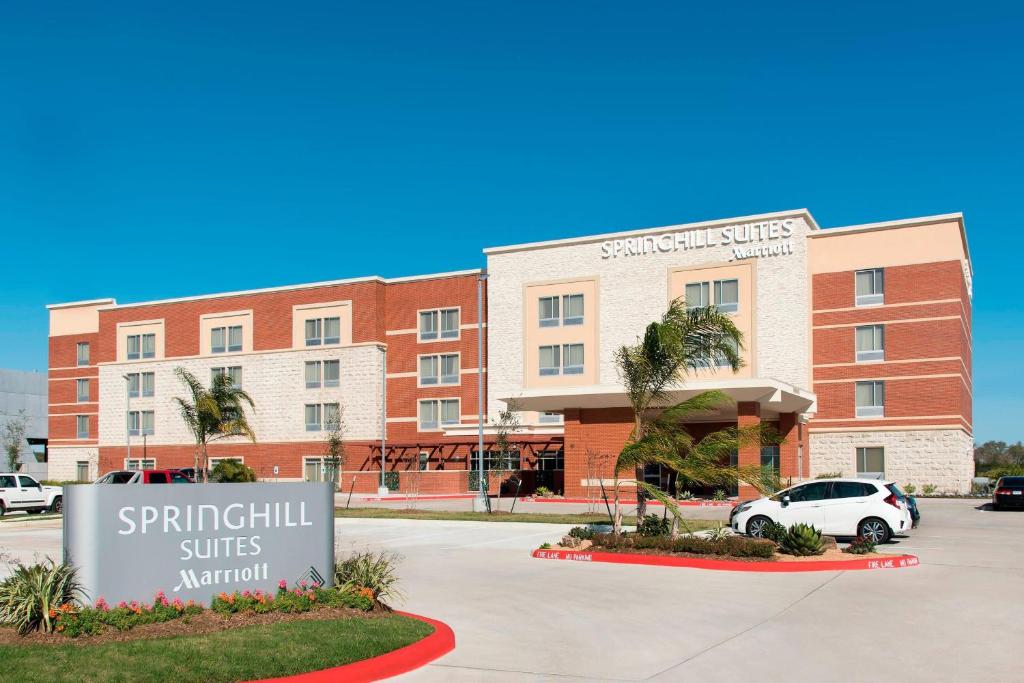 ein Schild vor einer Springhill-Suite in einem Hotel in der Unterkunft SpringHill Suites Houston Sugarland in Sugar Land