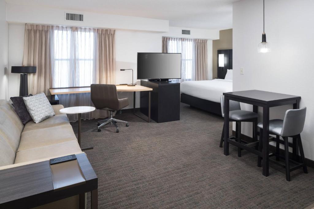 um quarto de hotel com uma cama e uma secretária em Residence Inn Boston Westford em Westford