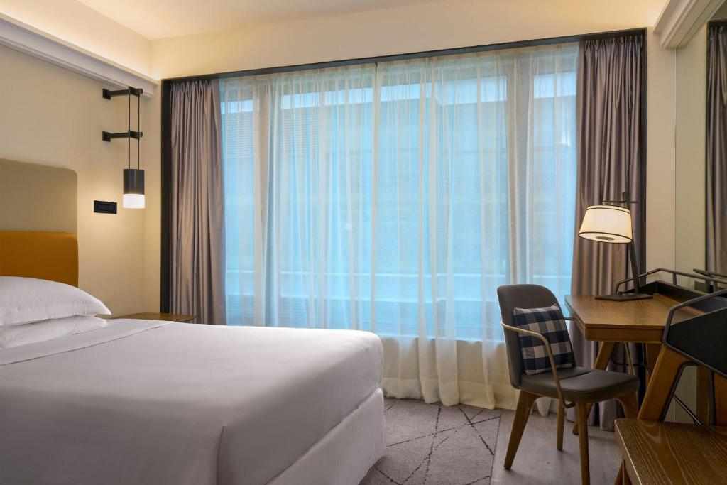 Postel nebo postele na pokoji v ubytování Sheraton Hong Kong Hotel & Towers