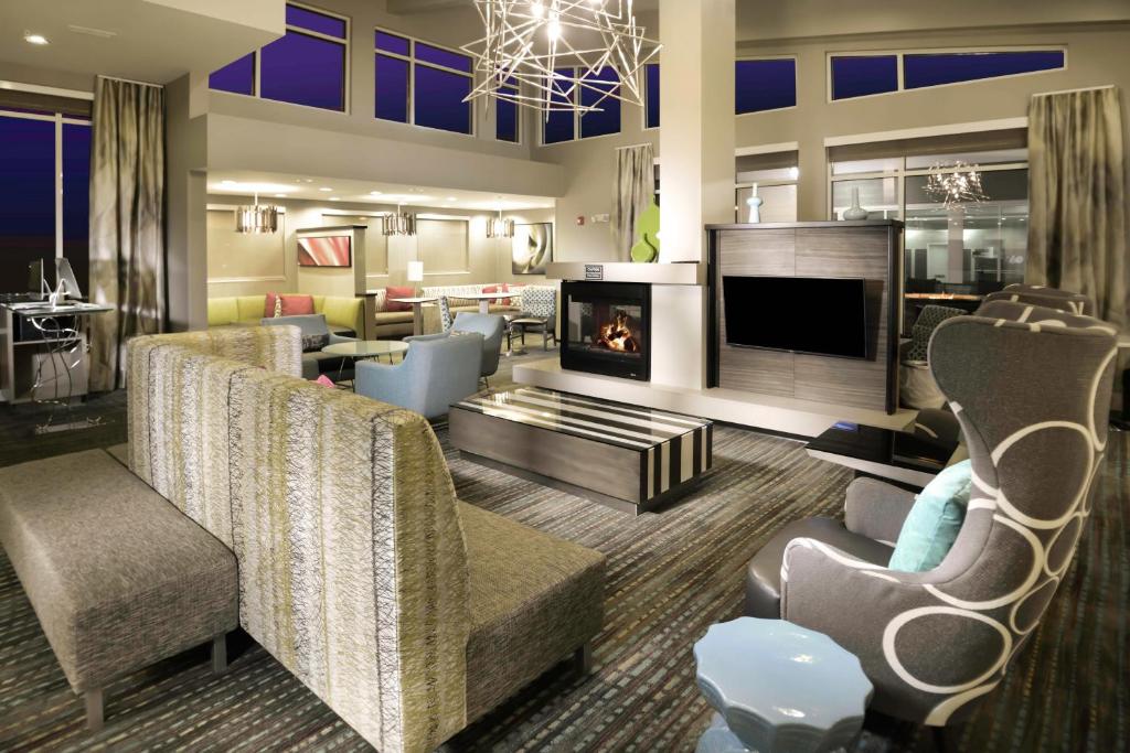 sala de estar con sofá y chimenea en Residence Inn by Marriott Augusta en Augusta