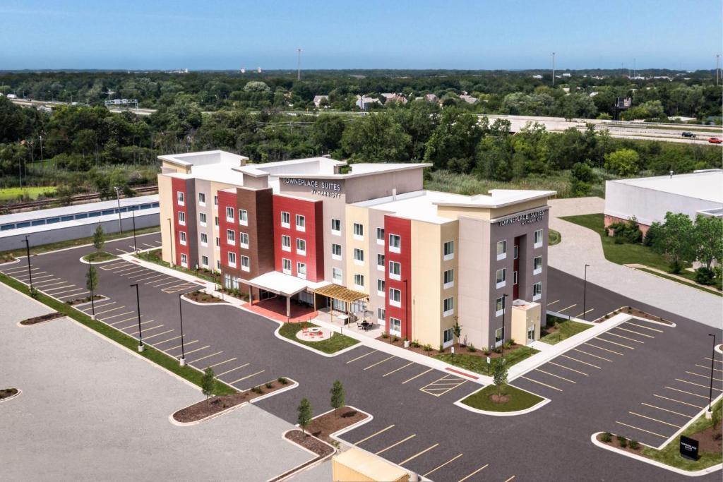 TownePlace Suites by Marriott Chicago Waukegan Gurnee في ووكيغان: اطلالة جوية على مبنى في مواقف