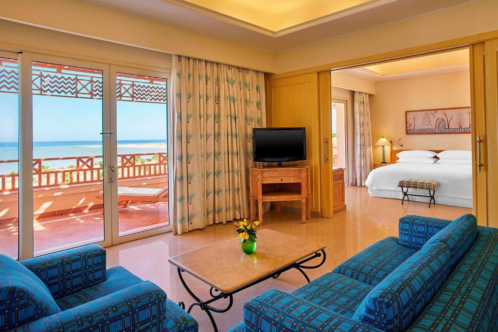 Телевизор и/или развлекательный центр в Sheraton Soma Bay Resort