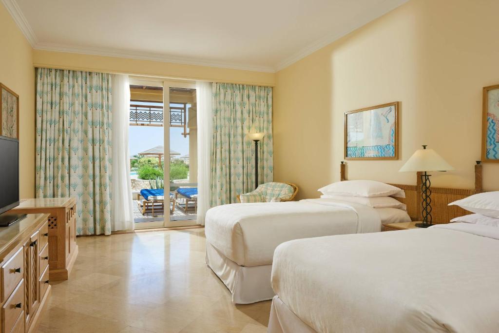 Кровать или кровати в номере Sheraton Soma Bay Resort