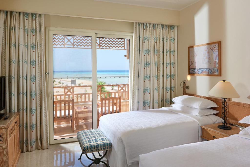 Кровать или кровати в номере Sheraton Soma Bay Resort