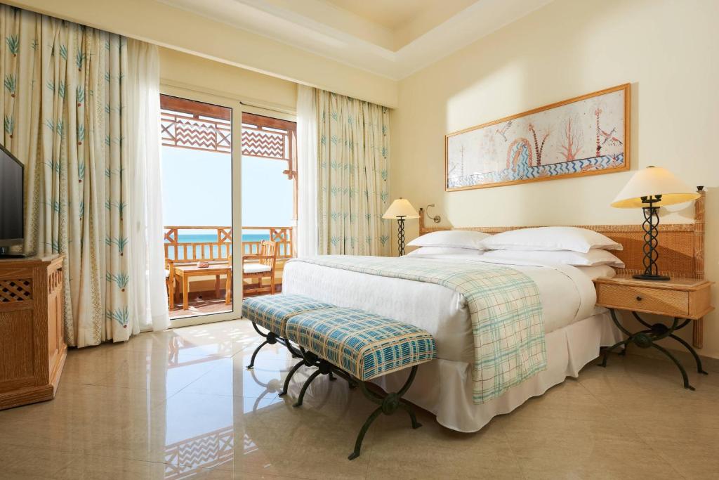 Кровать или кровати в номере Sheraton Soma Bay Resort