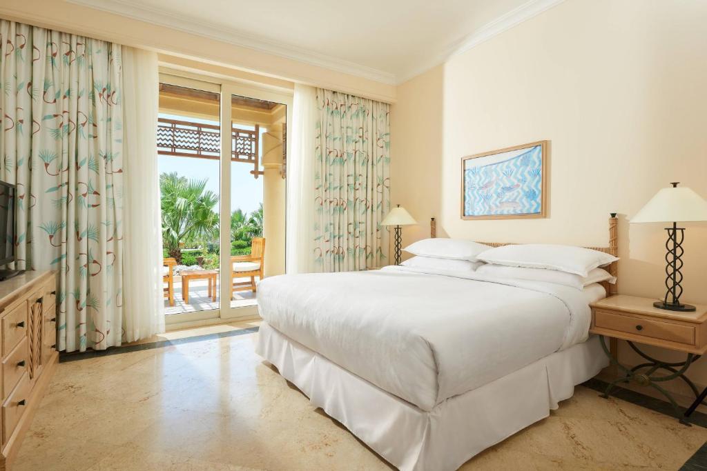 Кровать или кровати в номере Sheraton Soma Bay Resort