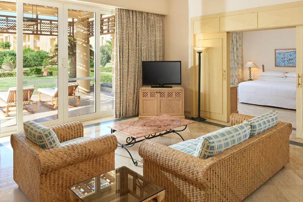 Телевизор и/или развлекательный центр в Sheraton Soma Bay Resort