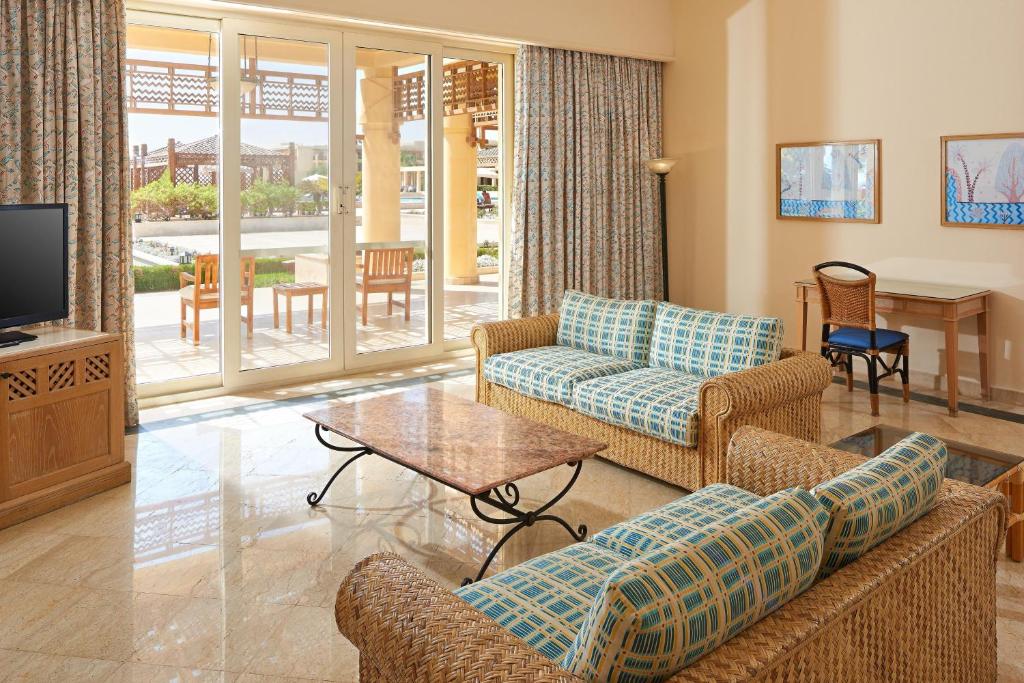Телевизор и/или развлекательный центр в Sheraton Soma Bay Resort