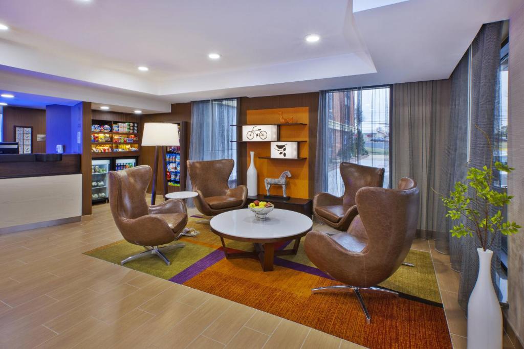 una sala d'attesa con sedie e tavolo in una stanza di Fairfield by Marriott Inn & Suites Herndon Reston a Herndon